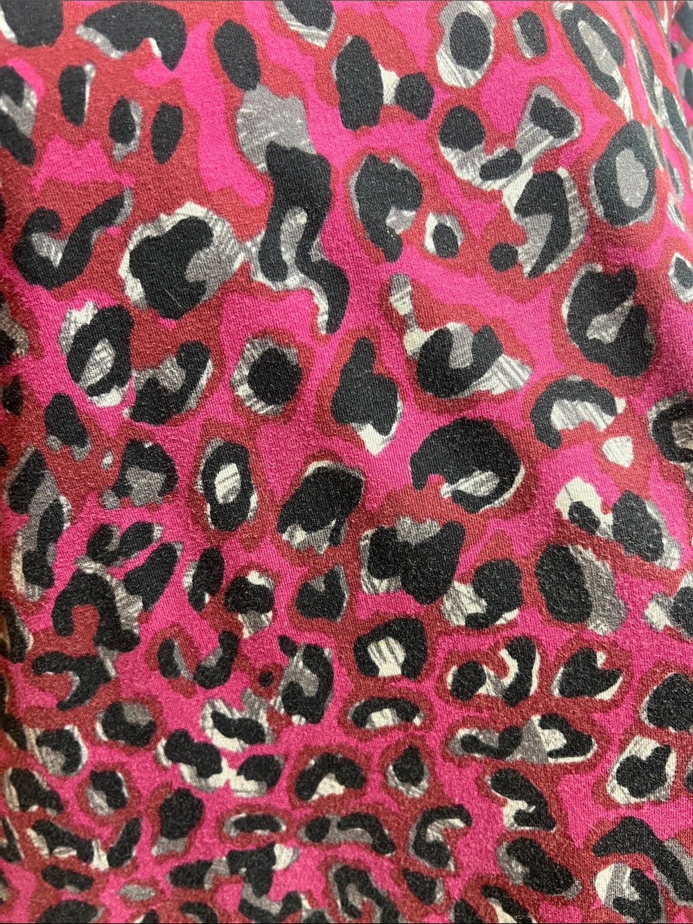 Denim&Co 1X- scoop neck tunic top with shark bite hemline. Fuchsia leopard print - Picture 3 of 10